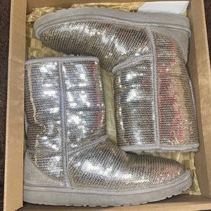 🔥 UGGs Classic Short w/Silver Sequin; size 7 women